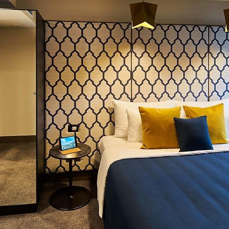 Bolton Hotel Wellington Bagian luar foto A bedroom at the hotel