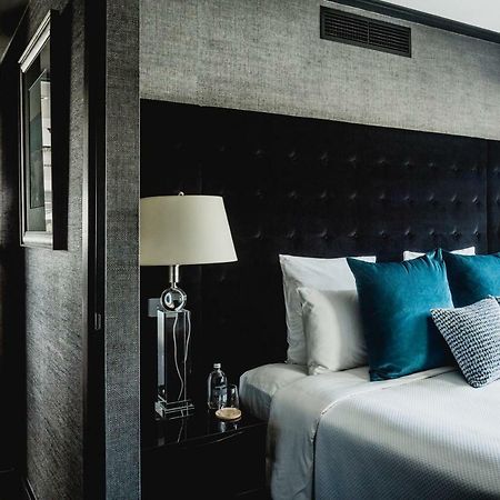 Bolton Hotel Wellington Bagian luar foto A bedroom at the hotel