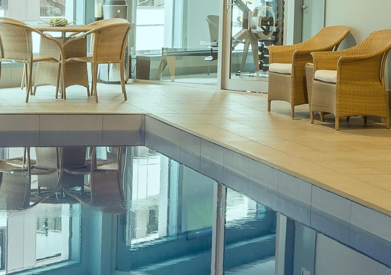 Bolton Hotel Wellington Bagian luar foto Laminated glass floor