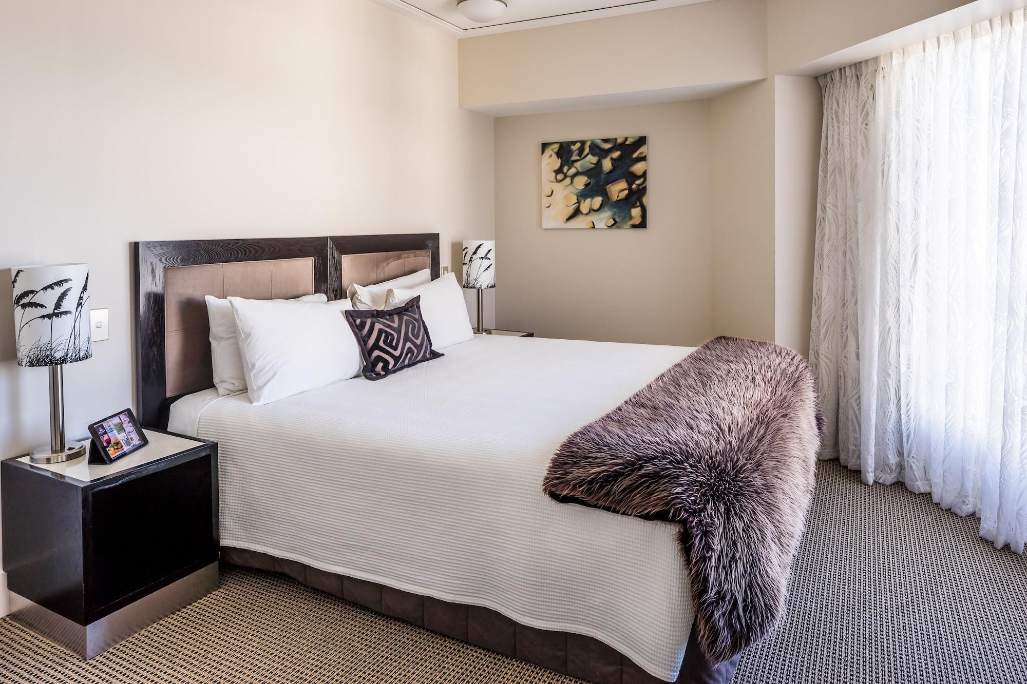 Bolton Hotel Wellington Bagian luar foto A bedroom at the Hilton Johannesburg