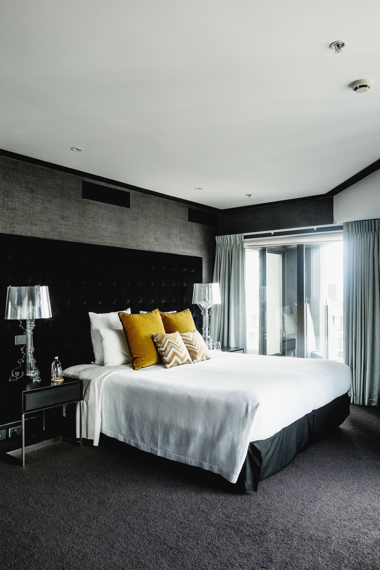 Bolton Hotel Wellington Bagian luar foto A bedroom at the hotel