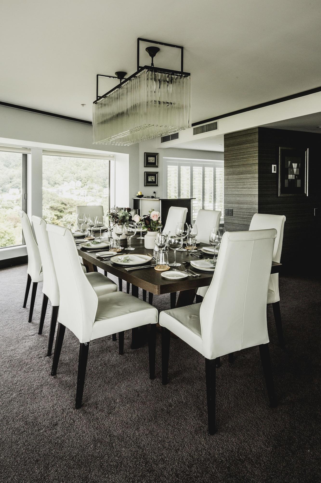 Bolton Hotel Wellington Bagian luar foto A dining room
