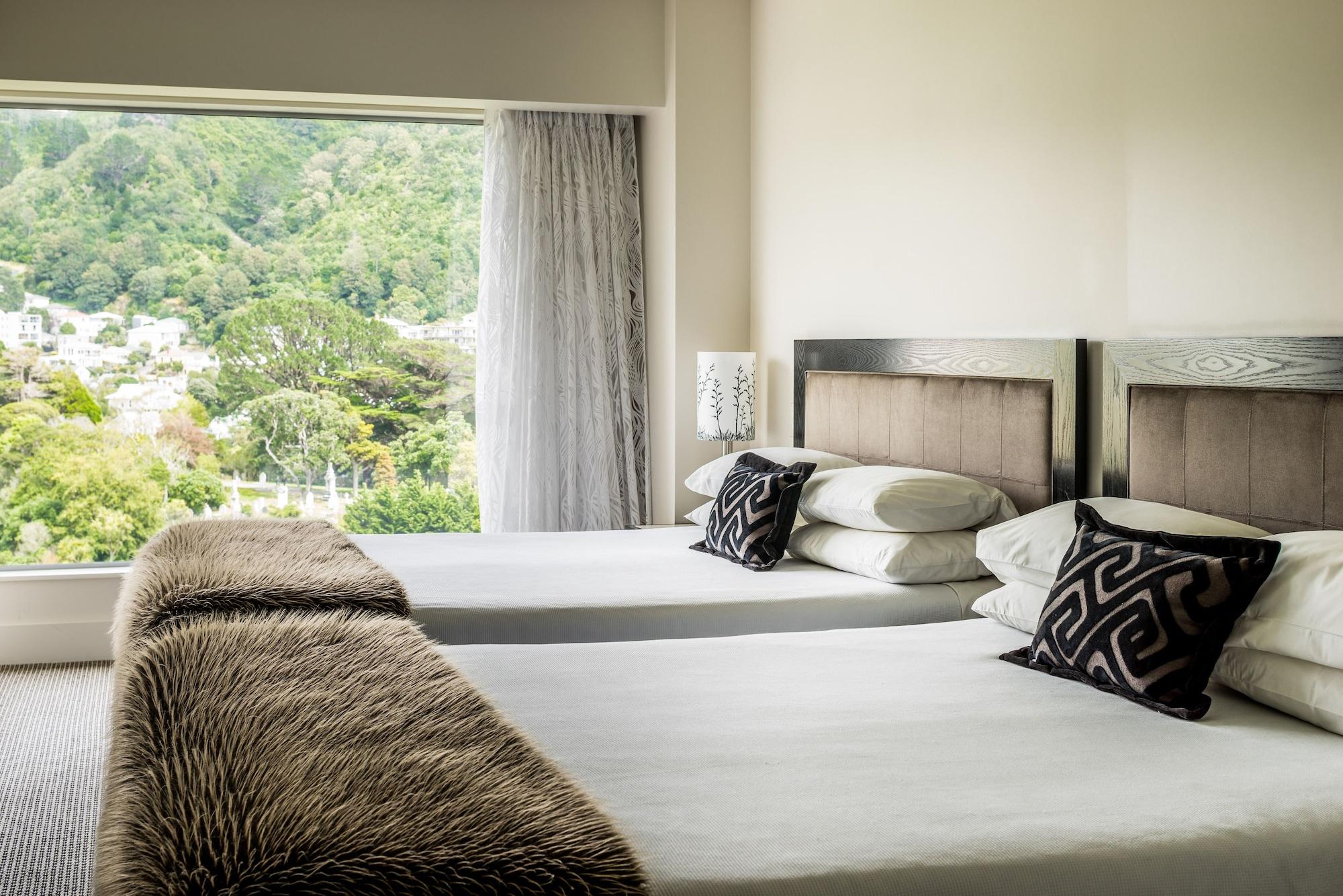 Bolton Hotel Wellington Bagian luar foto A guest room at the hotel