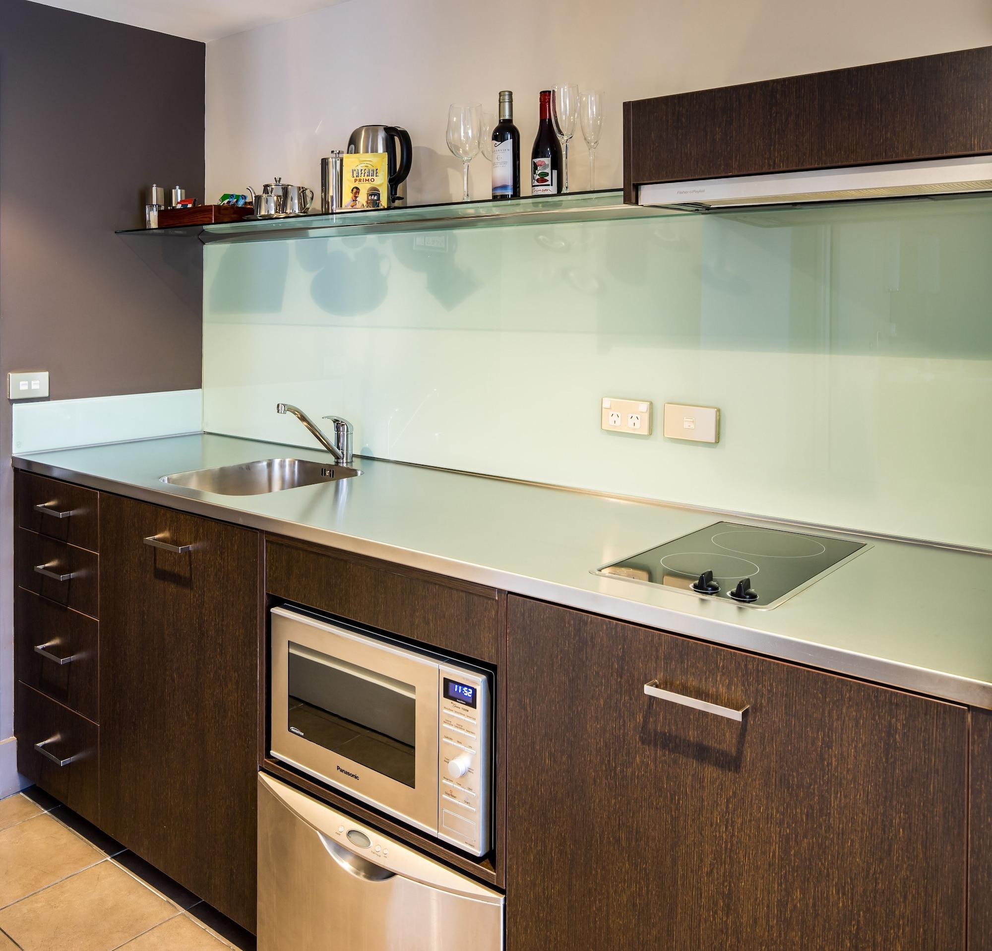 Bolton Hotel Wellington Bagian luar foto A modern kitchen