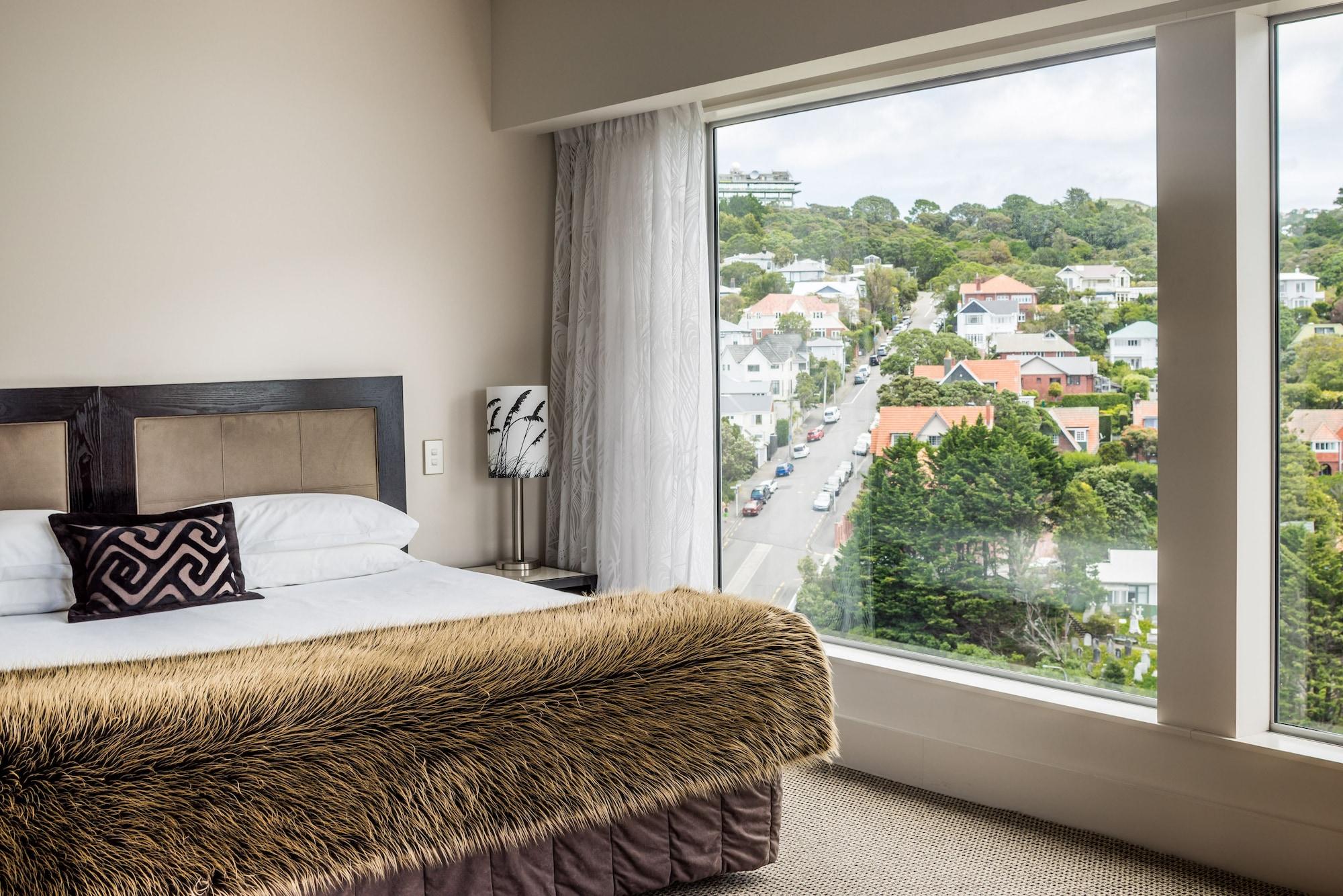 Bolton Hotel Wellington Bagian luar foto A bedroom at the hotel