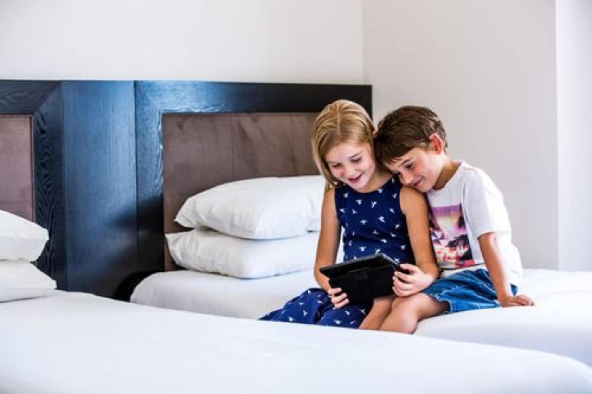 Bolton Hotel Wellington Bagian luar foto Children using a tablet