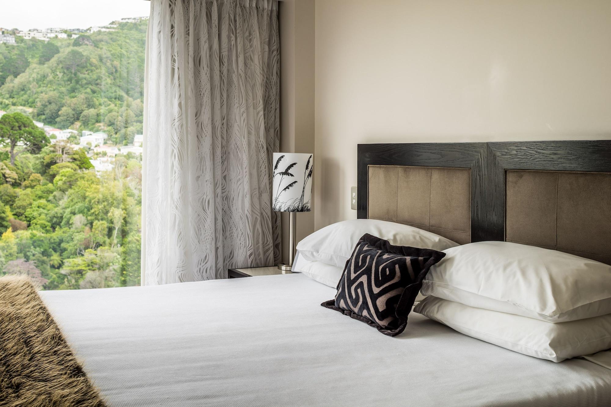 Bolton Hotel Wellington Bagian luar foto A bedroom at the hotel