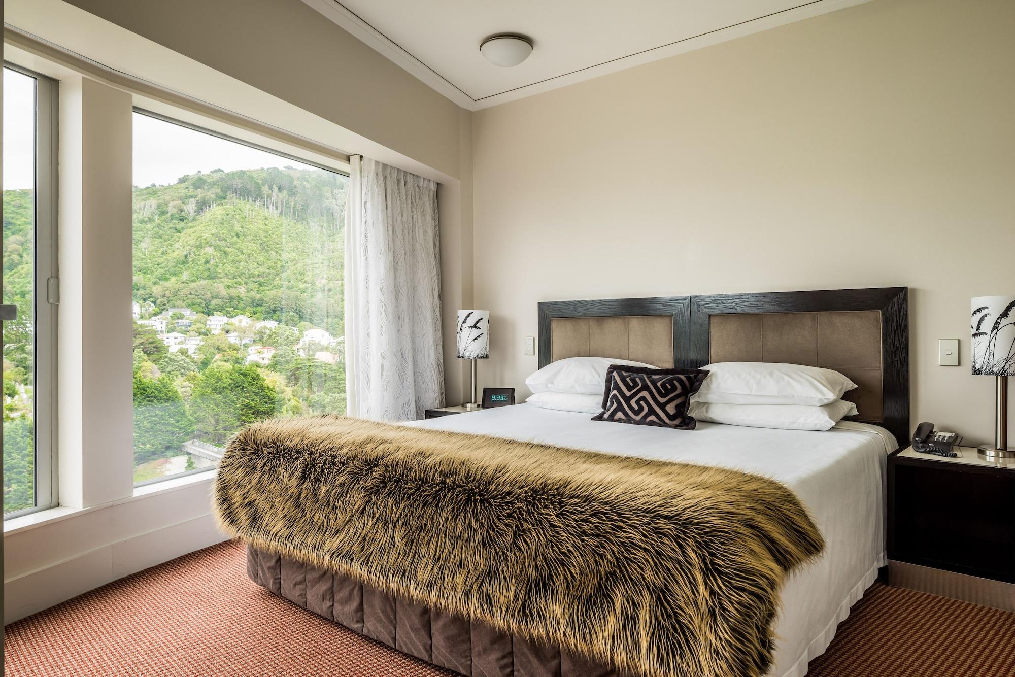 Bolton Hotel Wellington Bagian luar foto A bedroom at the hotel