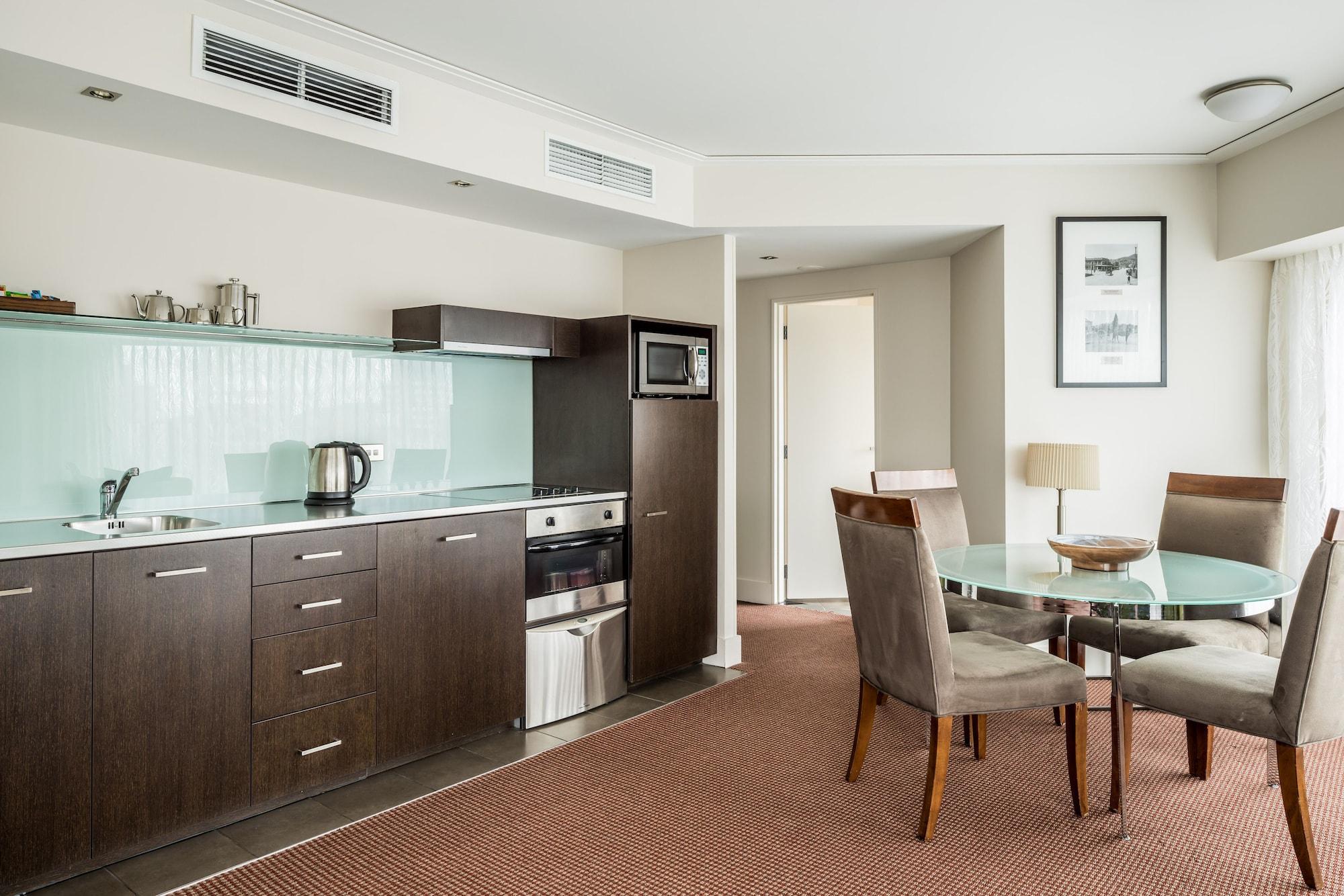 Bolton Hotel Wellington Bagian luar foto A kitchen in a serviced apartment