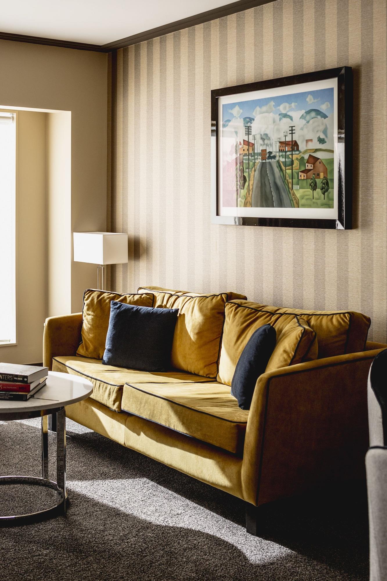 Bolton Hotel Wellington Bagian luar foto A sofa