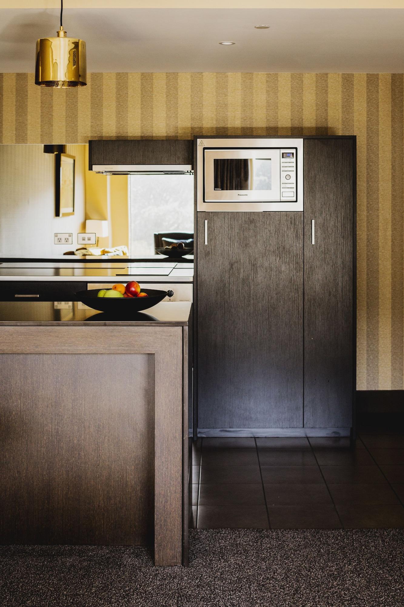 Bolton Hotel Wellington Bagian luar foto A kitchen with a refrigerator