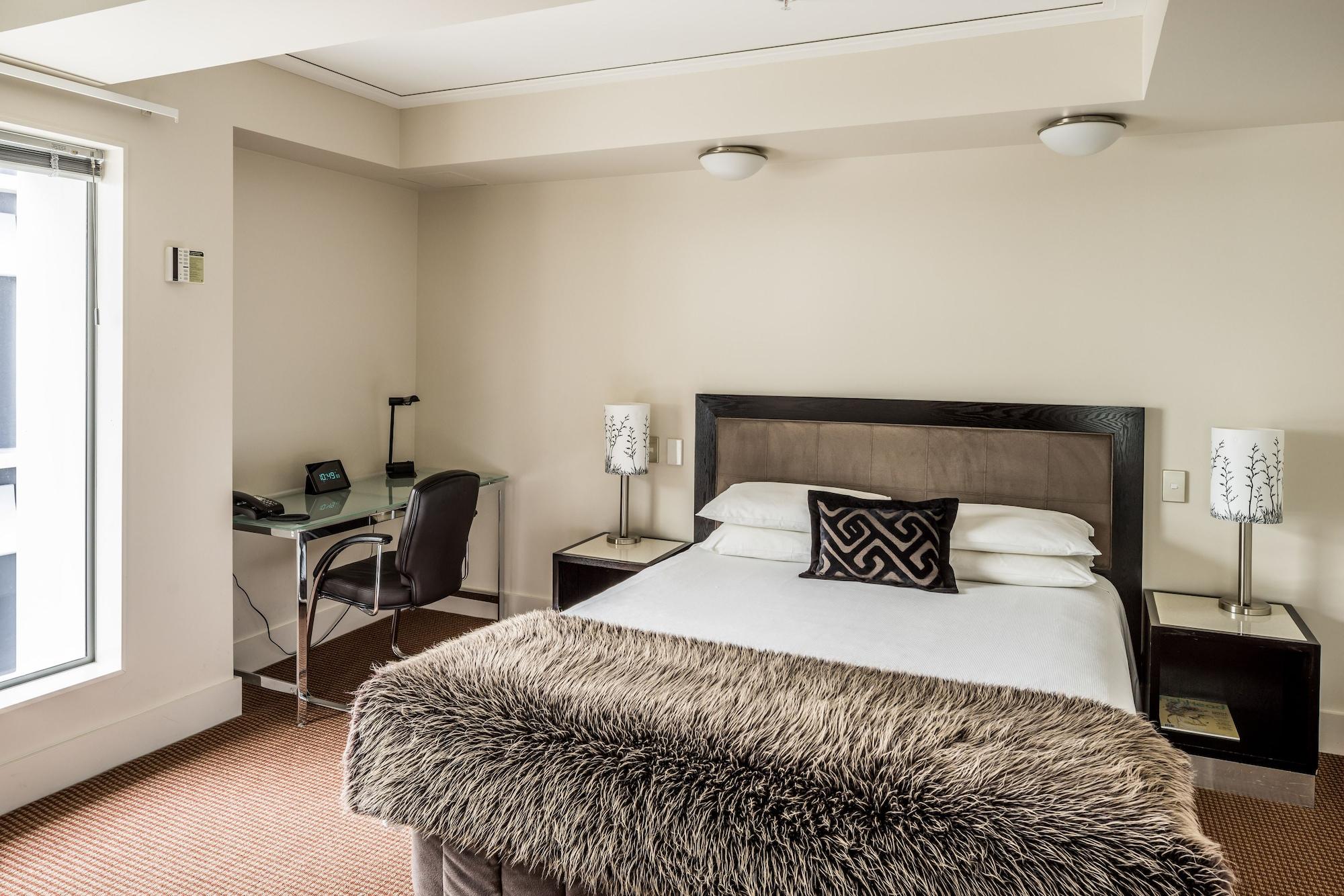 Bolton Hotel Wellington Bagian luar foto A bedroom at the hotel