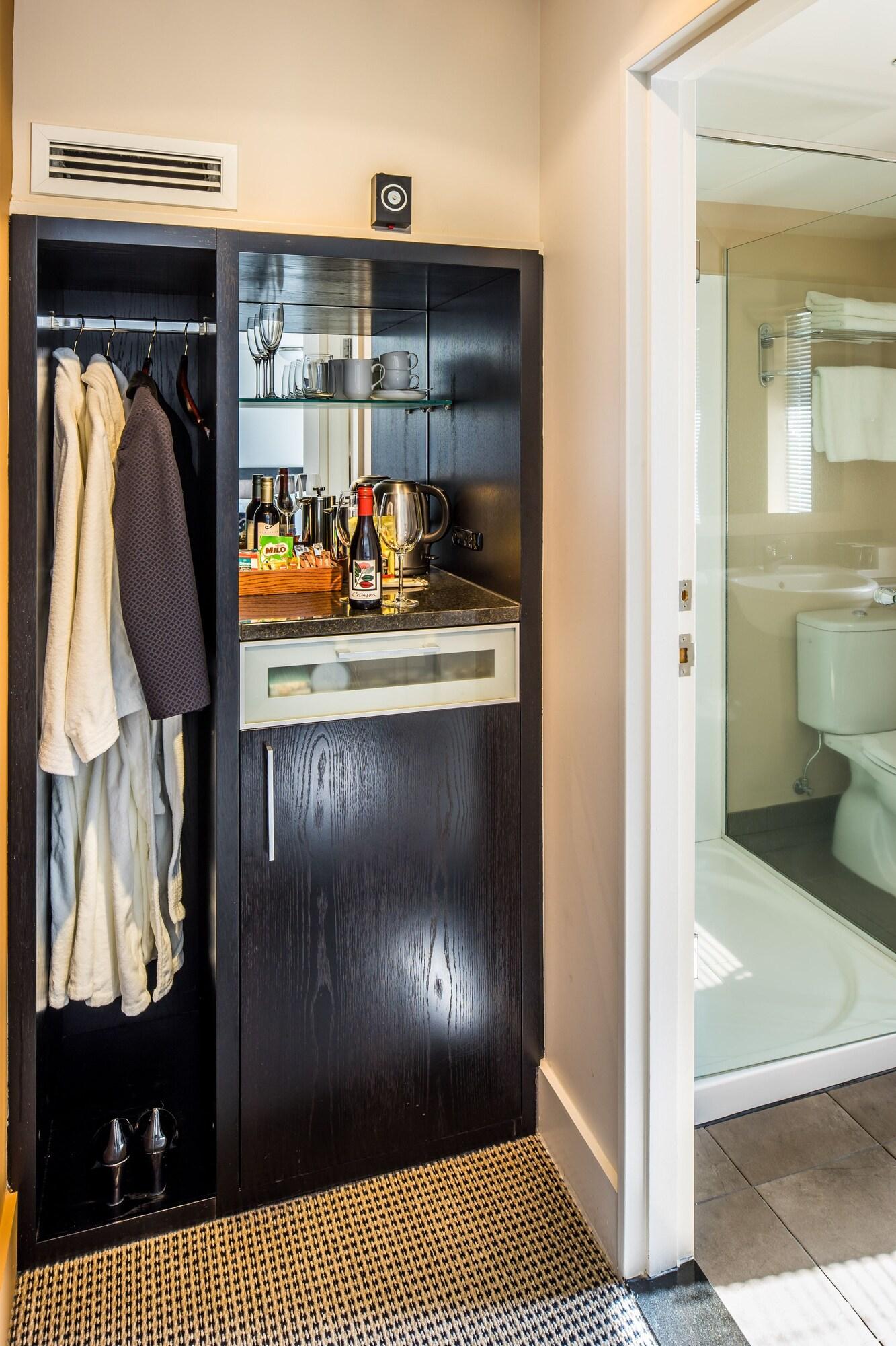 Bolton Hotel Wellington Bagian luar foto A wet bar in a hotel room