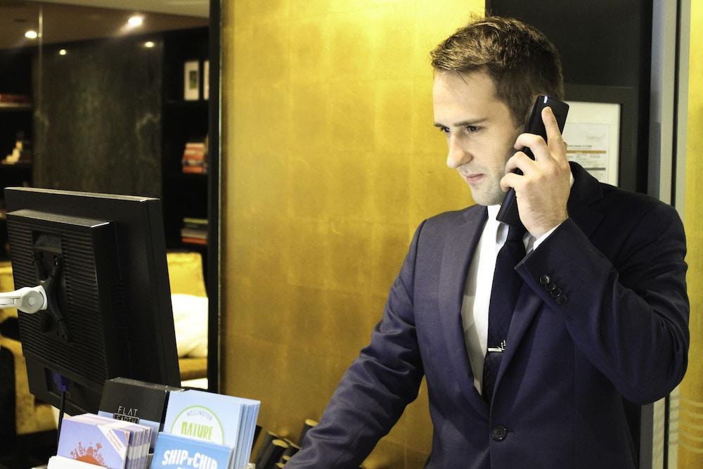 Bolton Hotel Wellington Bagian luar foto A hotel concierge