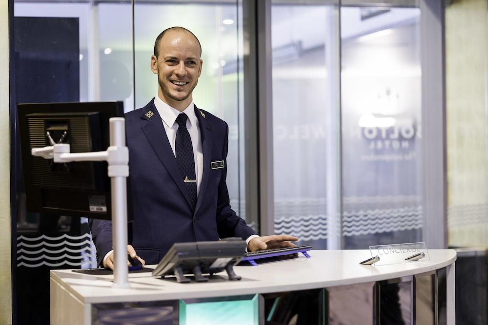 Bolton Hotel Wellington Bagian luar foto A hotel concierge
