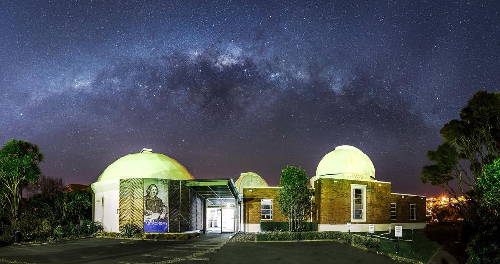 Bolton Hotel Wellington Bagian luar foto The observatory at night