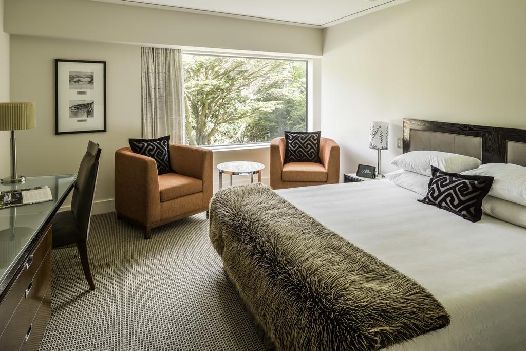 Bolton Hotel Wellington Bagian luar foto A room at the hotel