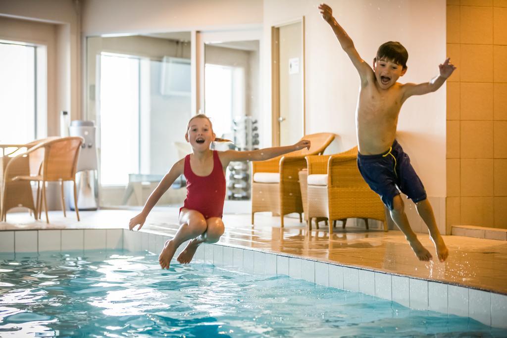 Bolton Hotel Wellington Bagian luar foto Children jumping into a swimming pool