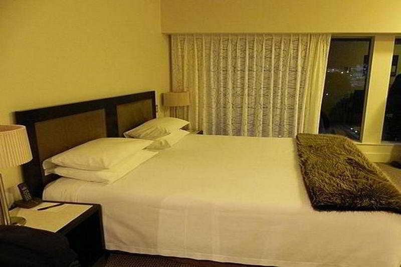 Bolton Hotel Wellington Bagian luar foto A bedroom at the hotel