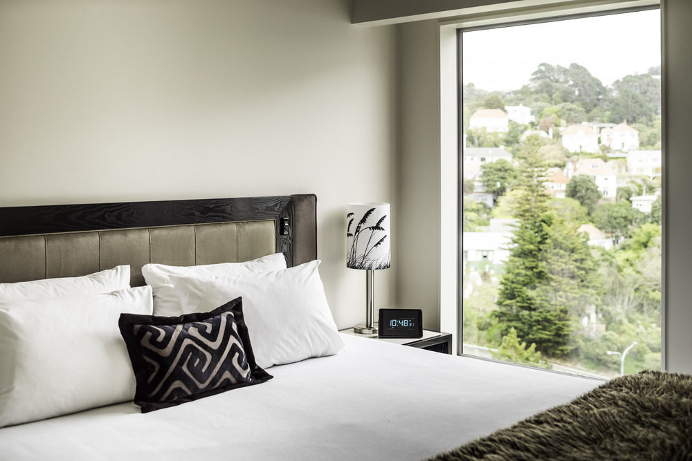 Bolton Hotel Wellington Bagian luar foto A bedroom at the Hotel Kabuki