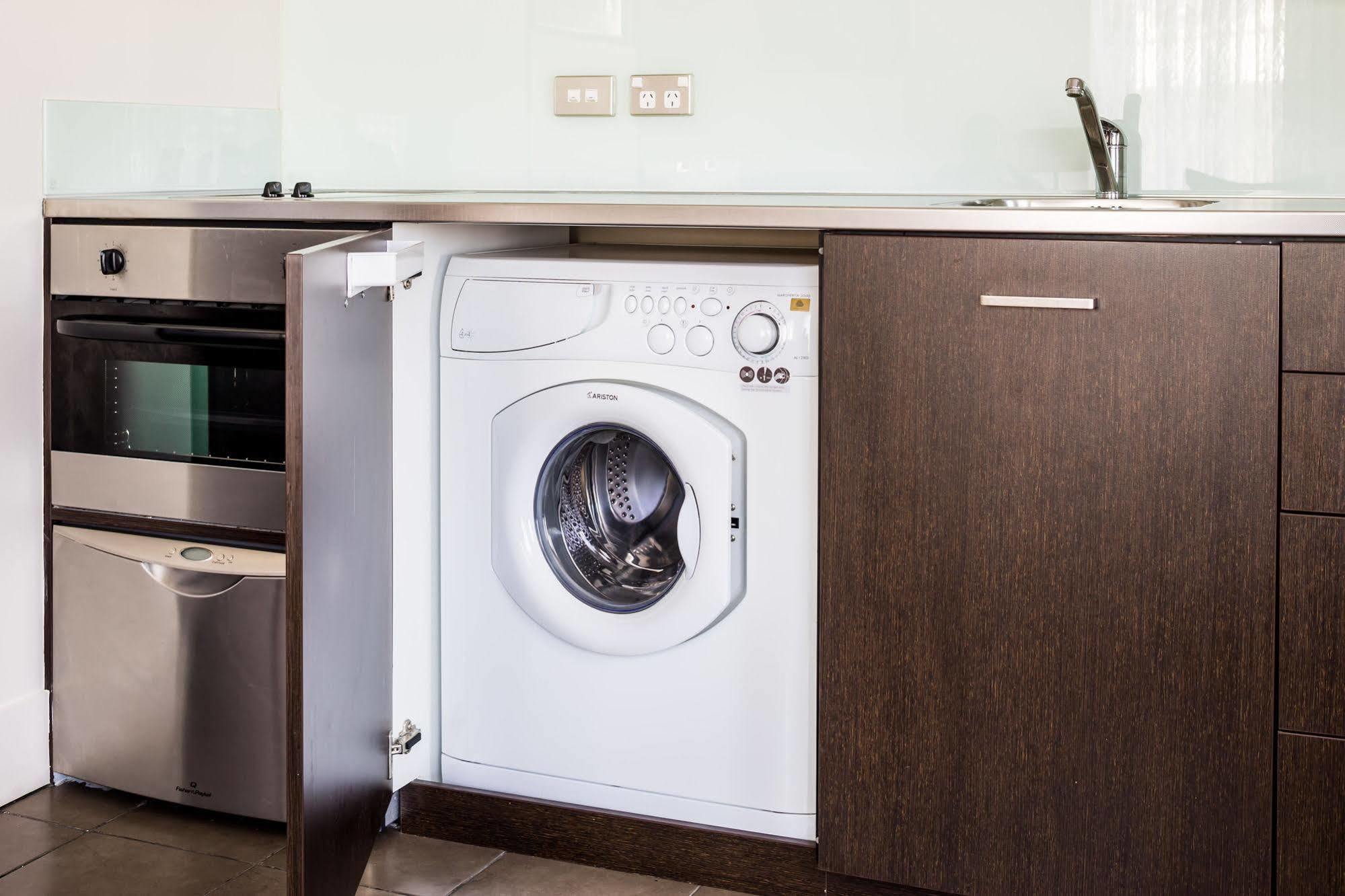 Bolton Hotel Wellington Bagian luar foto An integrated washing machine