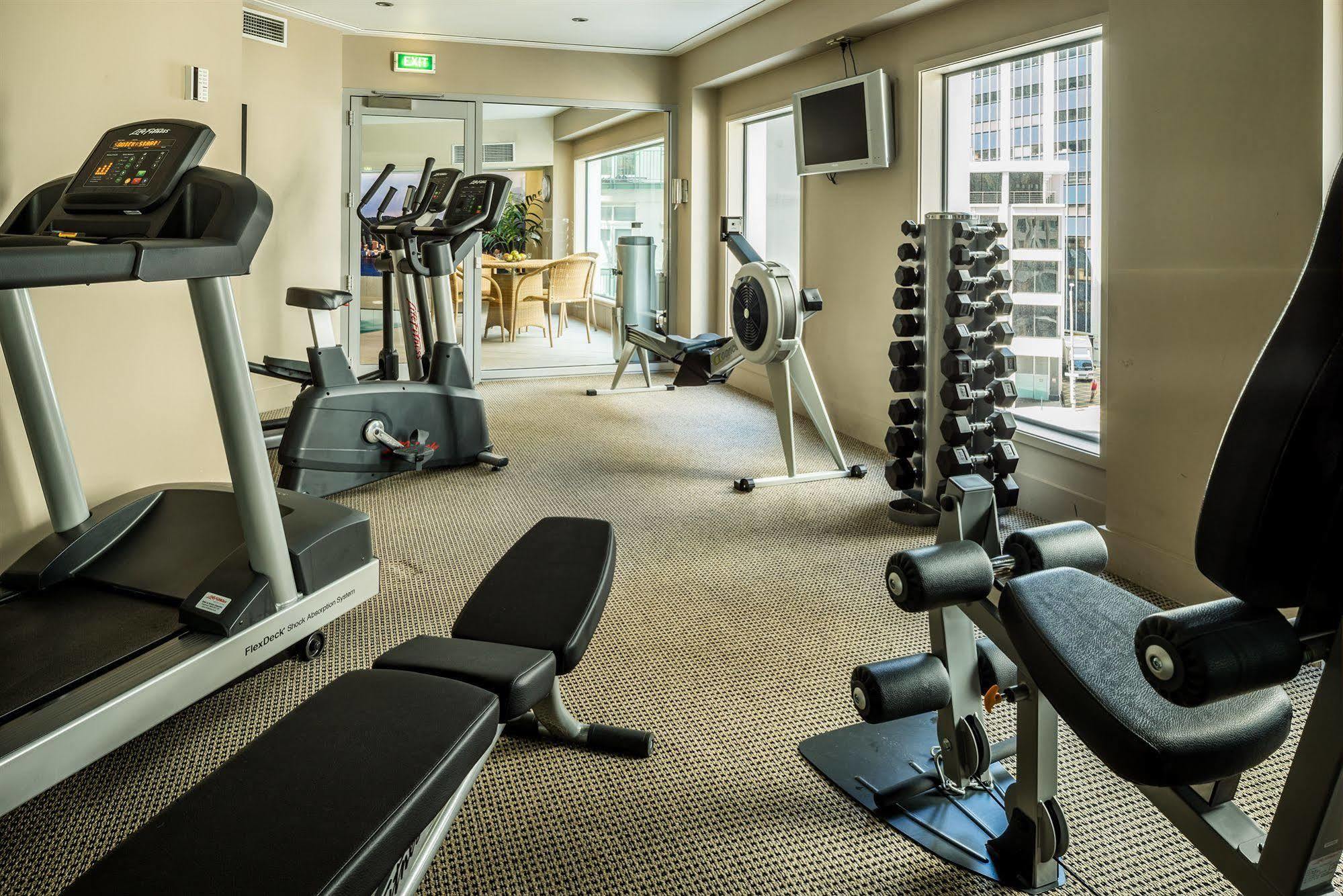 Bolton Hotel Wellington Bagian luar foto A gym at a hotel