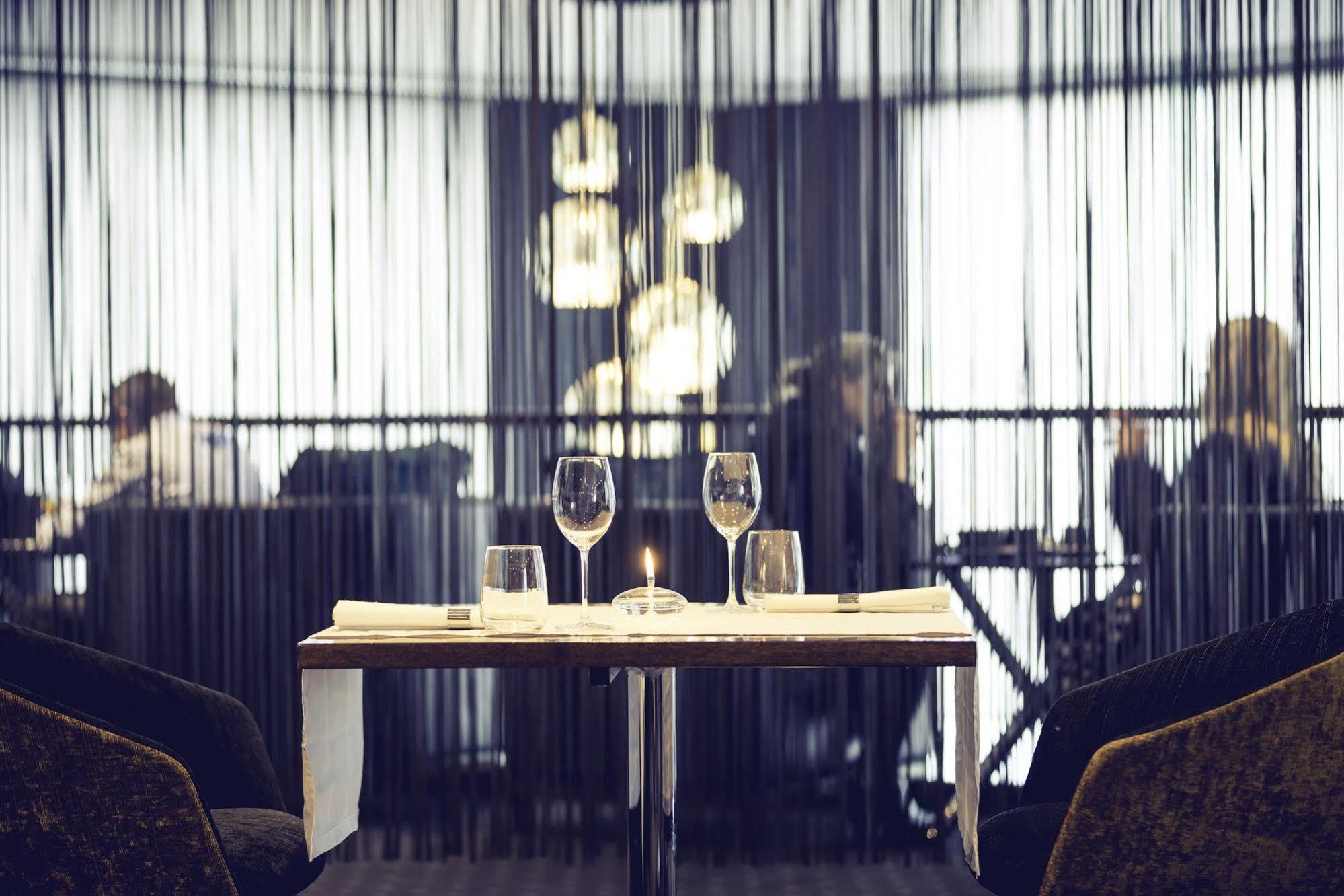 Bolton Hotel Wellington Bagian luar foto Restaurant AOC