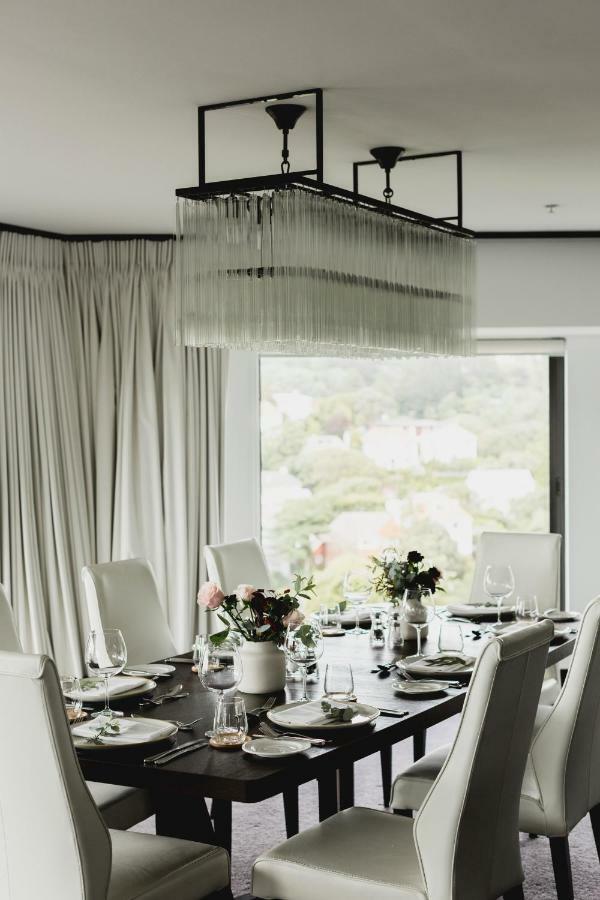 Bolton Hotel Wellington Bagian luar foto A valance