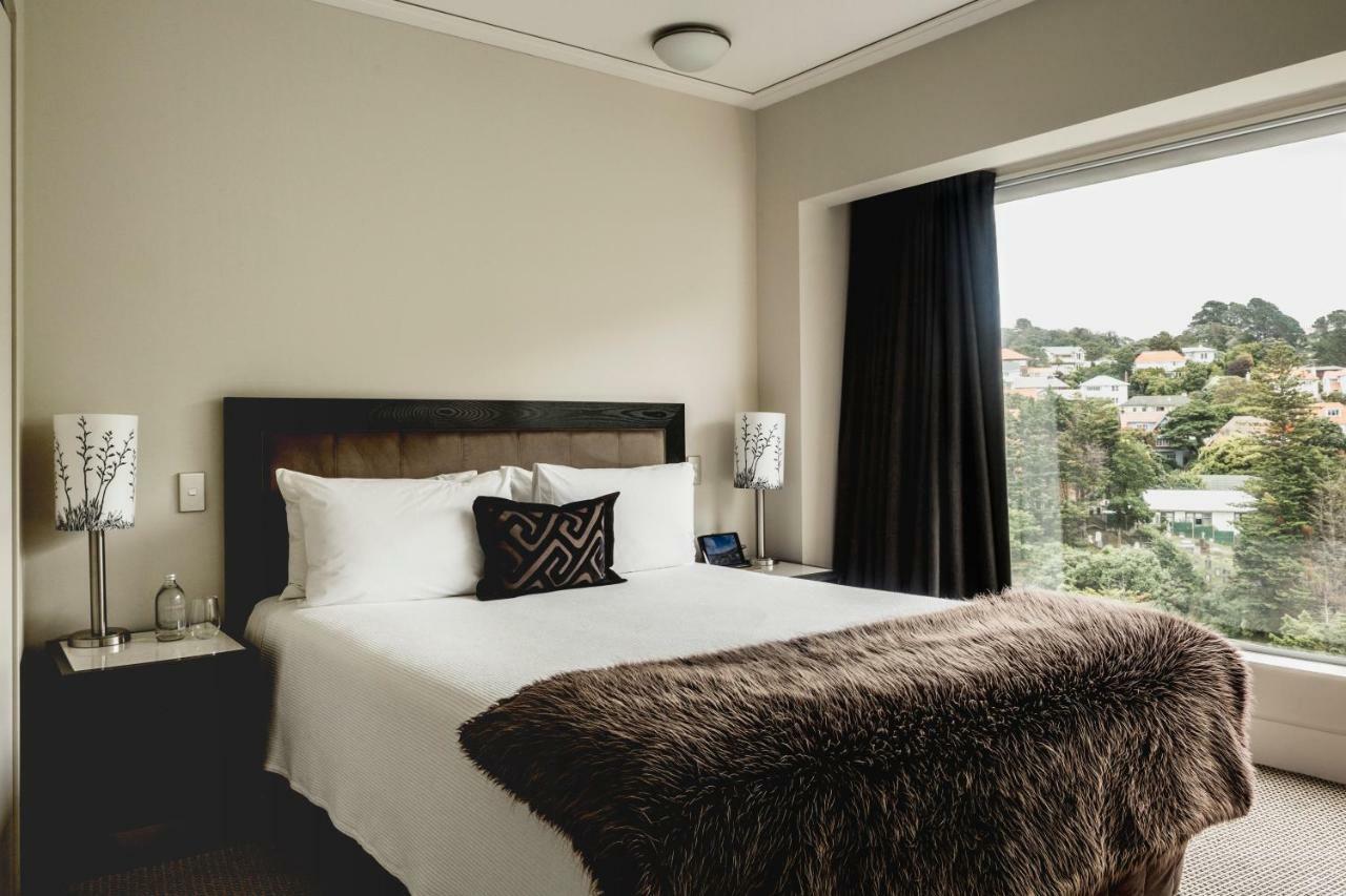 Bolton Hotel Wellington Bagian luar foto A bedroom at the hotel